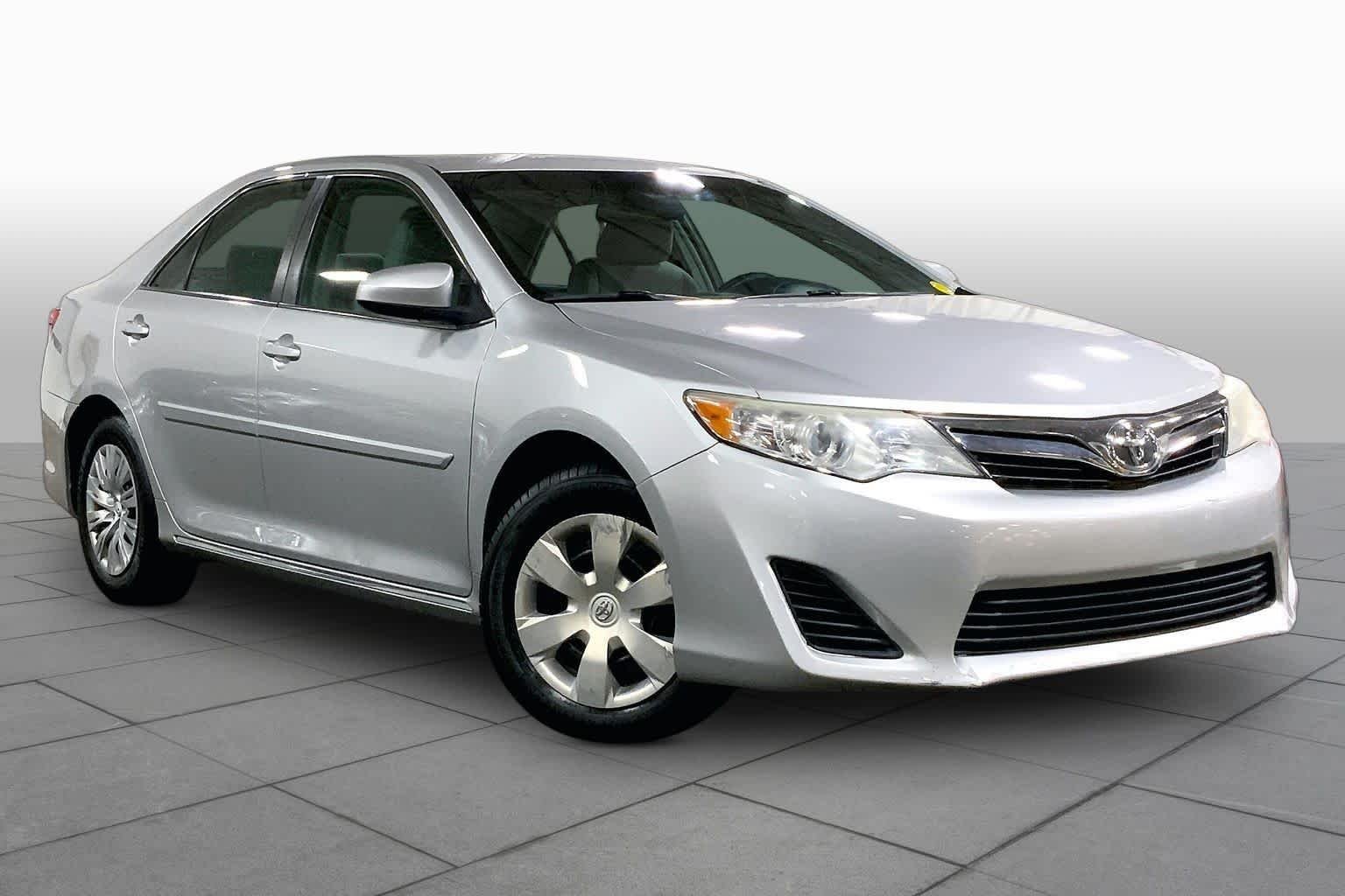 Used 2014 Classic Silver Metallic Toyota LE image 3