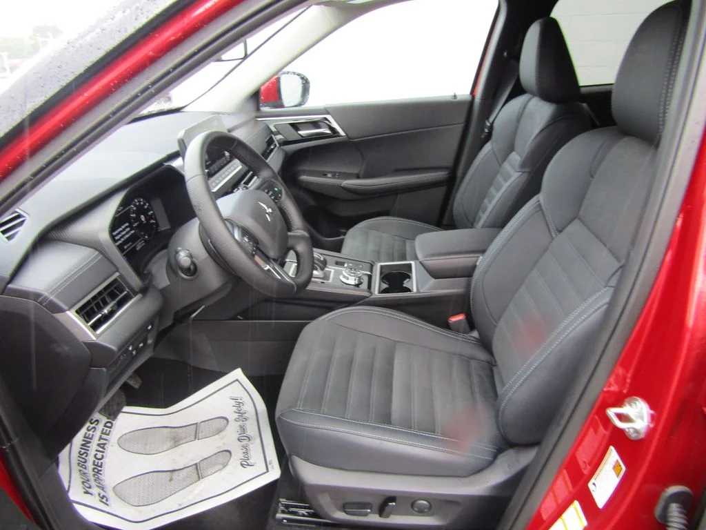2025 Mitsubishi Outlander Plug-in Hybrid SE - Photo 13