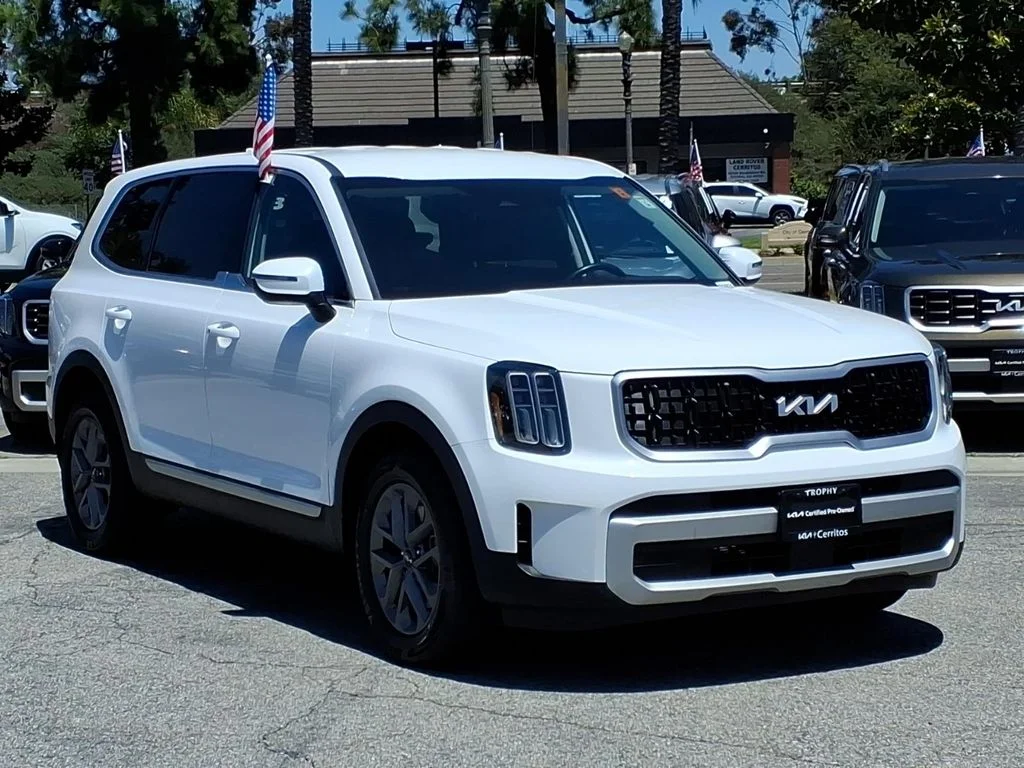 Certified Used 2024 White Kia LX image 3