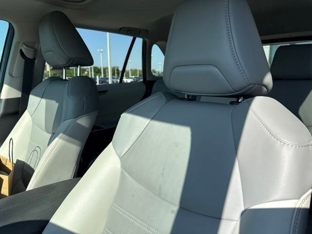 Used 2025  Toyota XLE Premium image 7