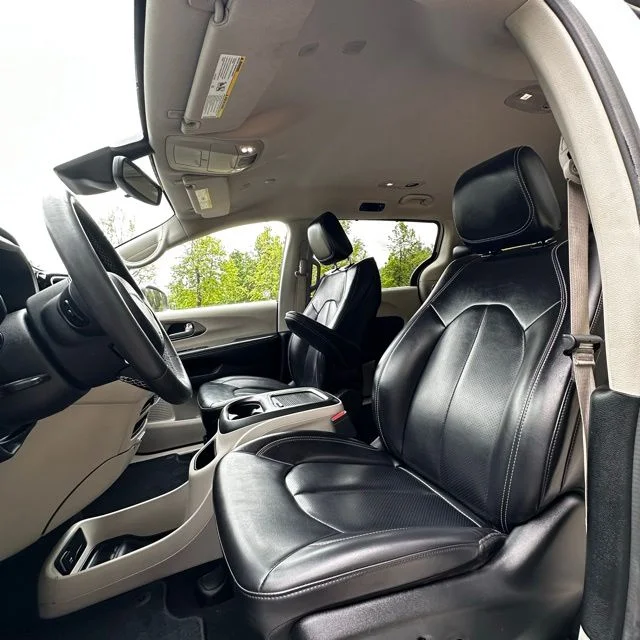 Used 2023 Bright White Clearcoat Chrysler Touring L image 11