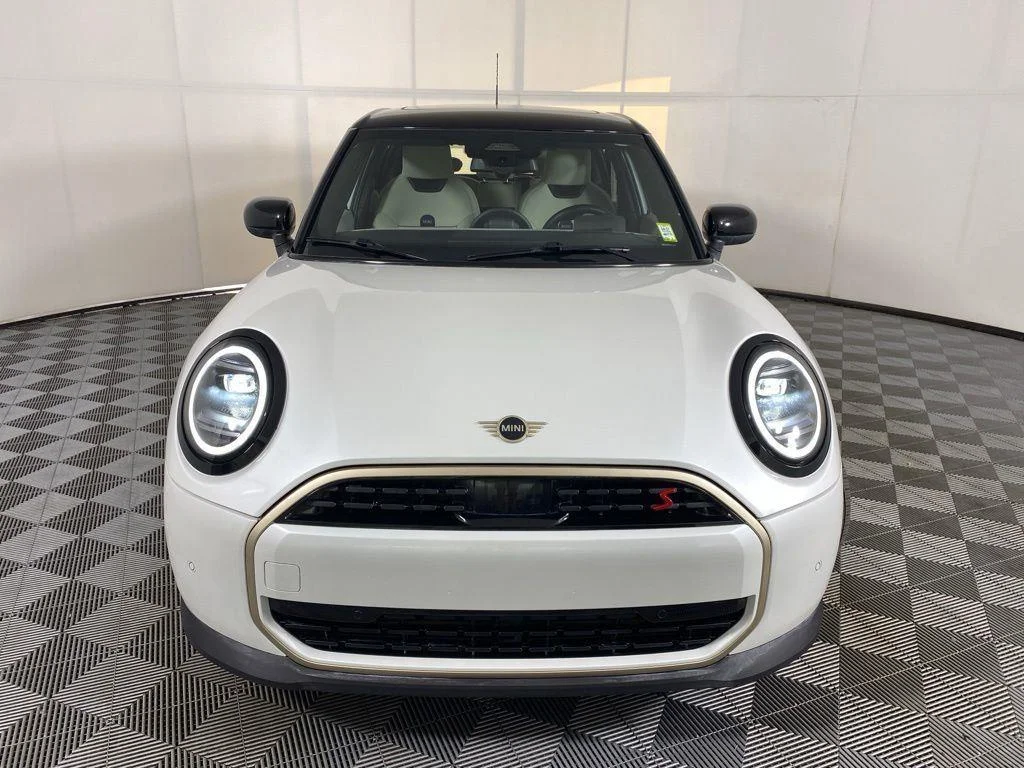Used 2025 White Metallic MINI Signature Plus image 7