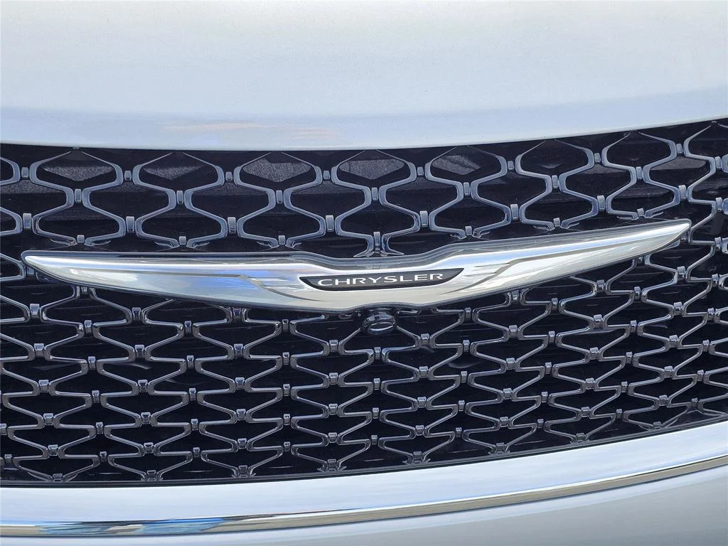 New 2026 Silver Mist Clear-Coat Exterior Paint Chrysler Select image 3