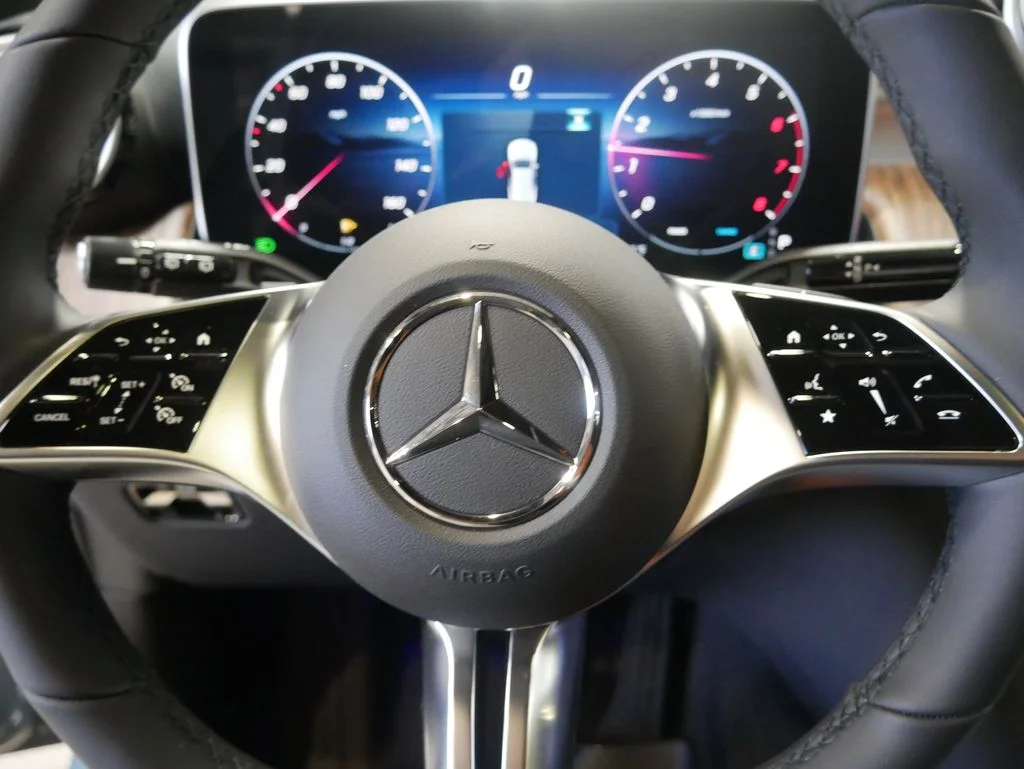 New 2026 Verde Silver Metallic Mercedes-Benz GLC 300 image 91