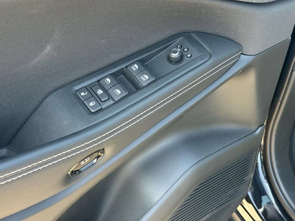 New 2026 Diamond Black Crystal Pearlcoat Jeep Laredo image 20