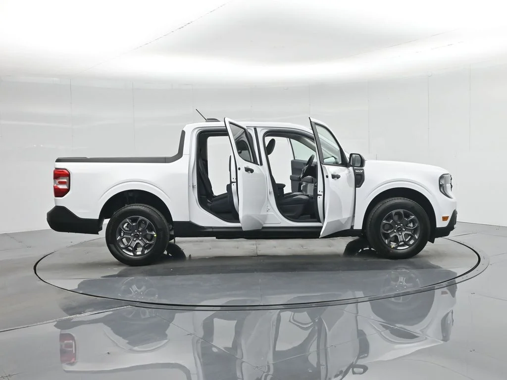 New 2026 Oxford White Ford XLT image 5