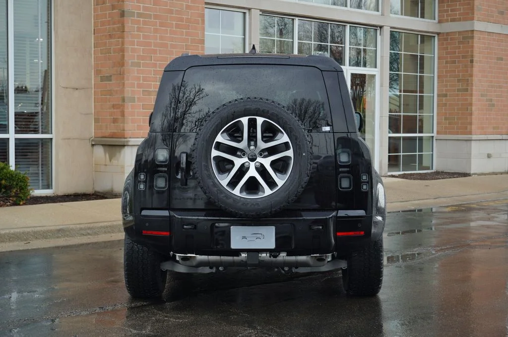 New 2026 Santorini Black Land Rover X-Dynamic SE image 5