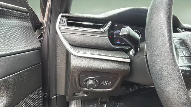 Used 2023 Gray Jeep Altitude 4x4 image 21