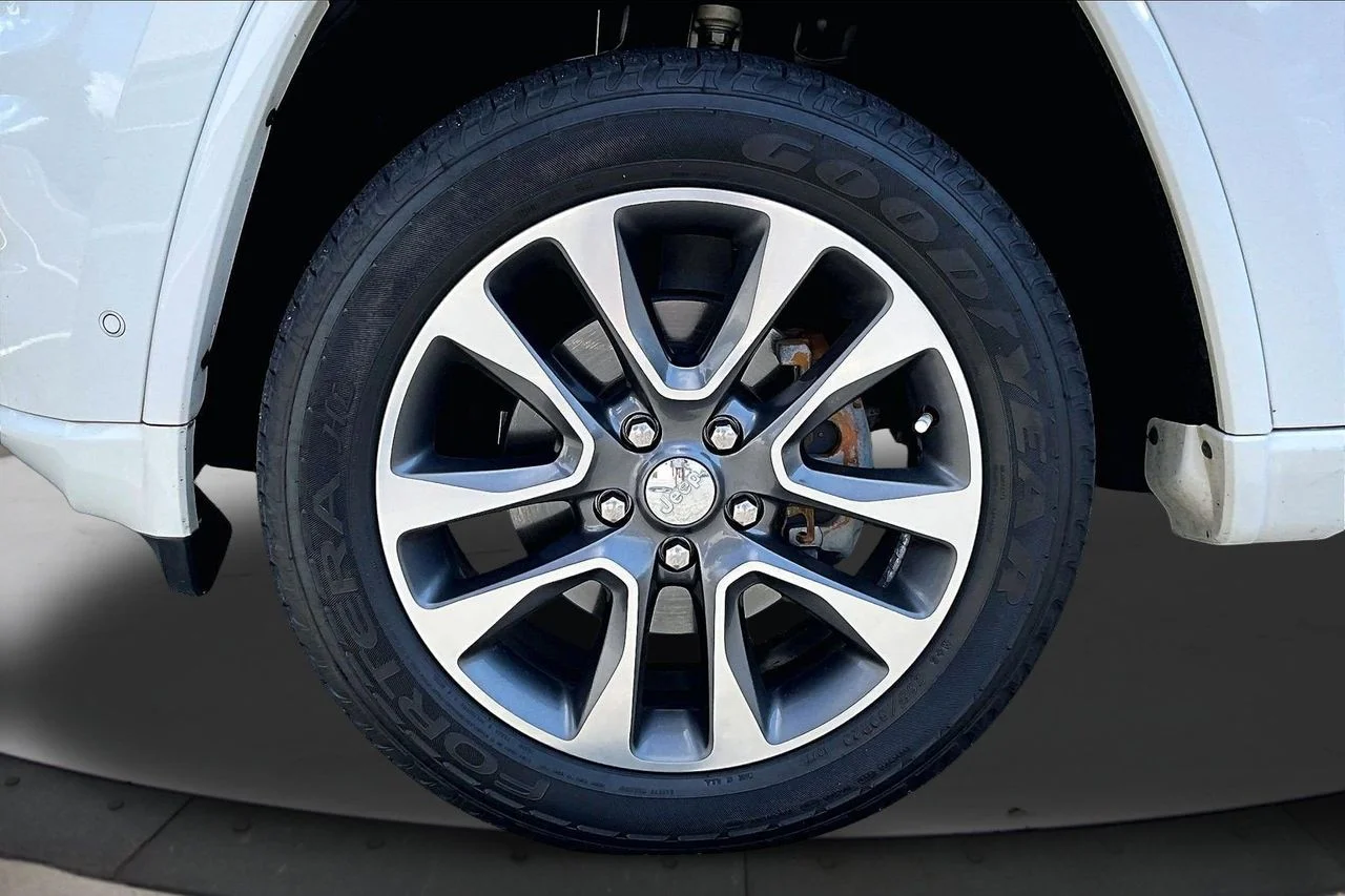 Used 2018 White Jeep Overland image 33