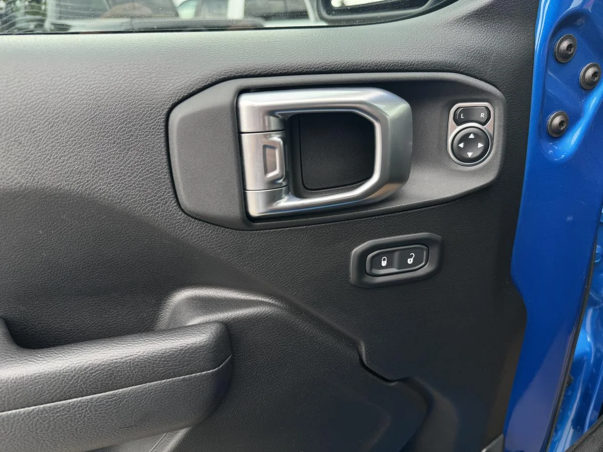 Used 2023 Blue Jeep Sport S image 12