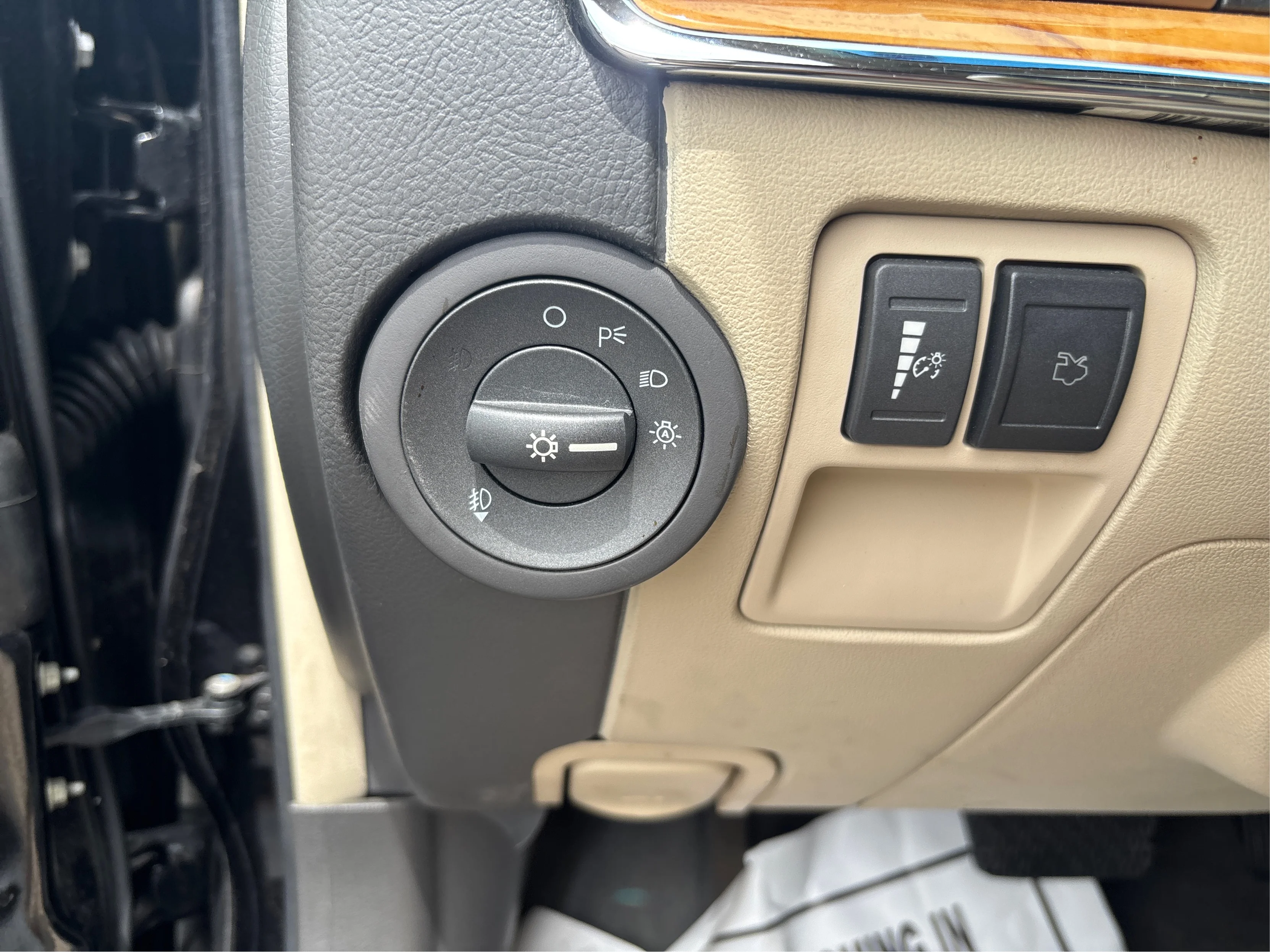 Used 2011 Black Lincoln base image 18