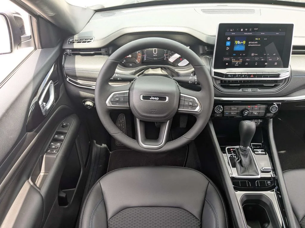New 2026 Bright White Clear-Coat Exterior Paint Jeep Latitude image 16