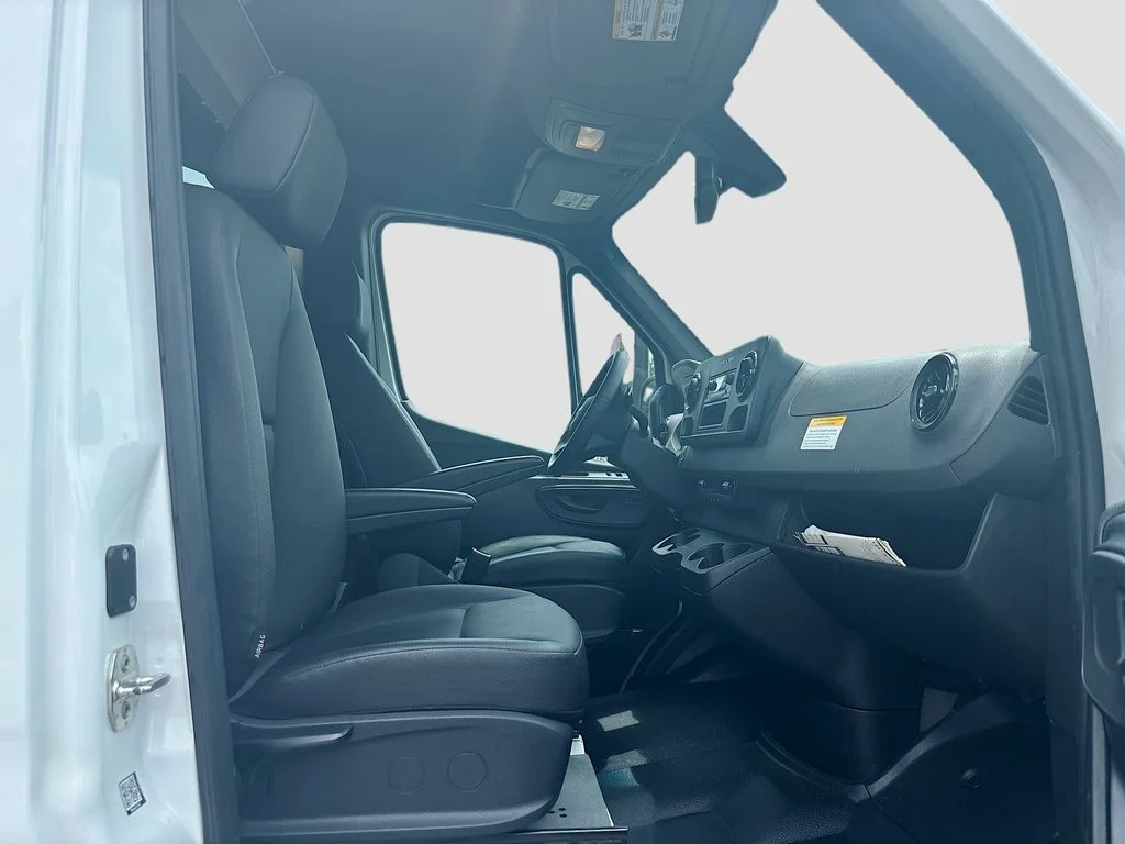 Used 2025  Mercedes-Benz Cargo 144 WB image 29
