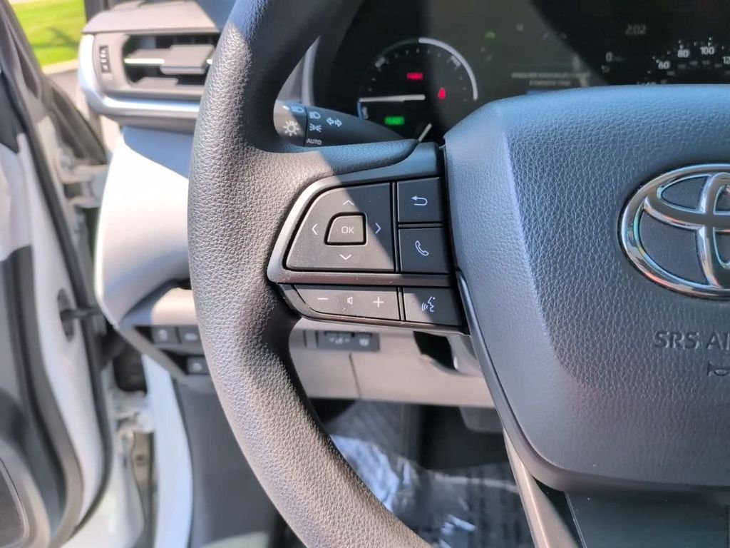 Used 2025 White Toyota LE image 20