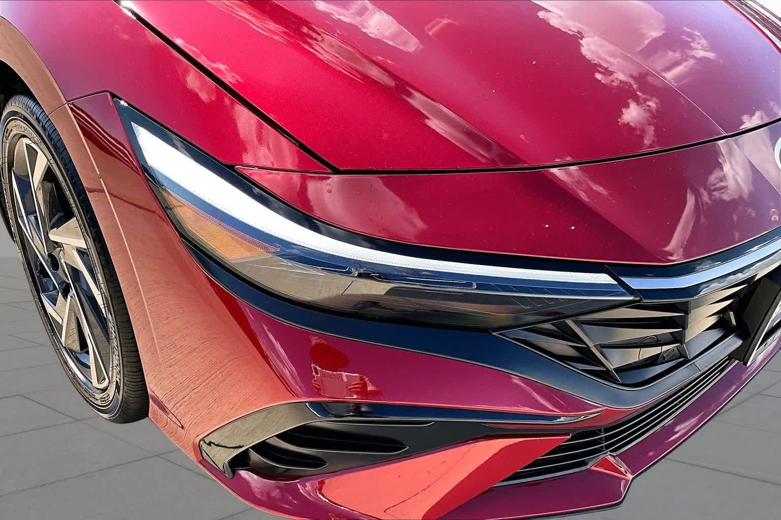 2025 Hyundai Elantra Limited - Photo 28