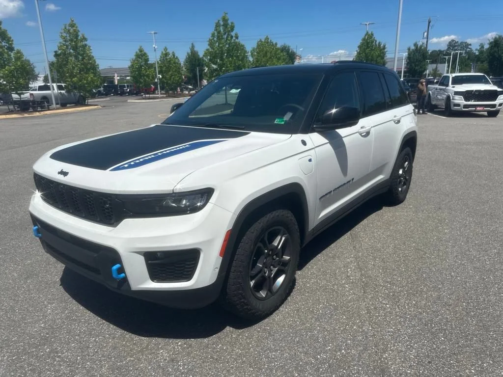 New 2024 Bright White Clear-Coat Exterior Paint Jeep Trailhawk 4xe image 4
