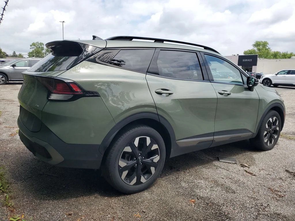 Used 2023 Green Kia X-Line image 3