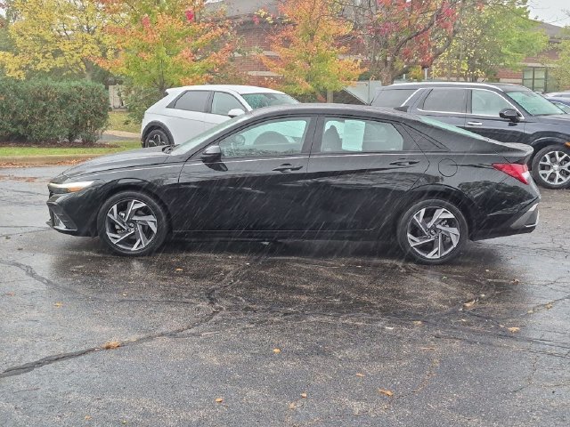 Used 2025 Black Hyundai SEL Sport image 4