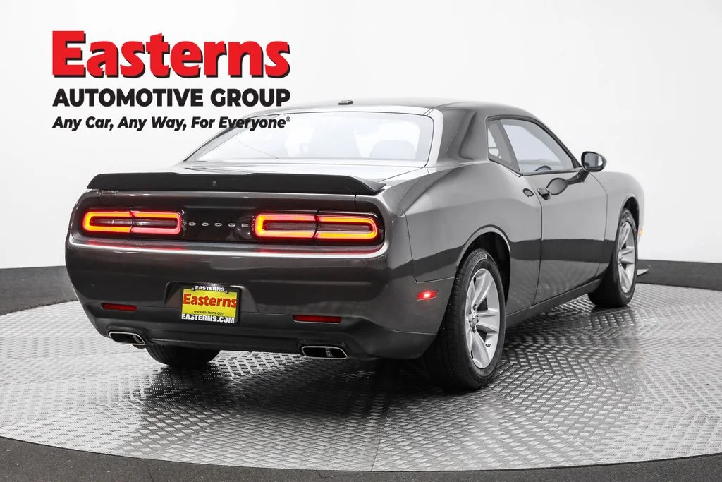 Used 2023 Gray Dodge SXT image 5