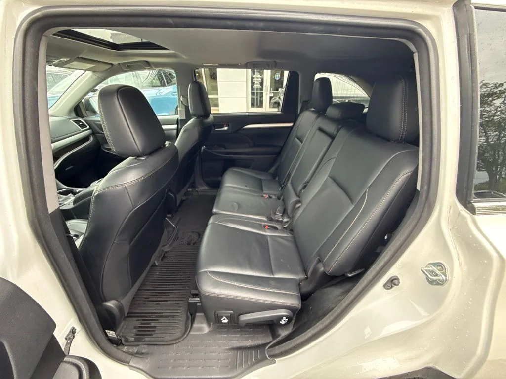 Used 2018 White Toyota XLE image 16