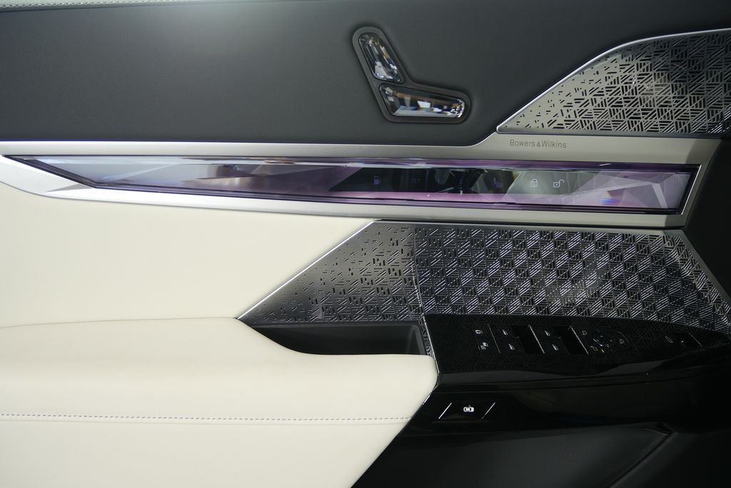 2026 BMW 7 Series 750e - Photo 9