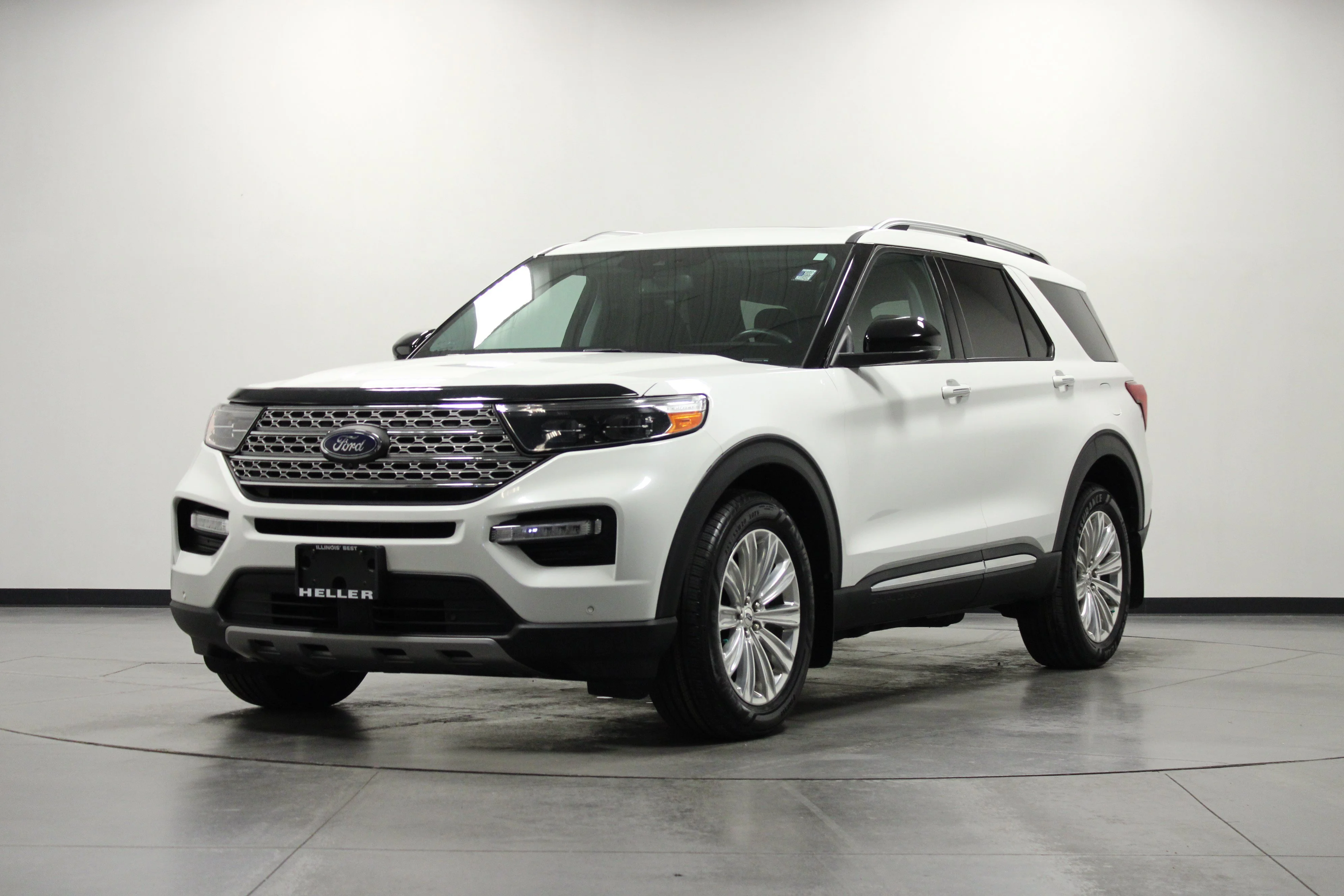 Used 2022 White Metallic Ford Limited image 8