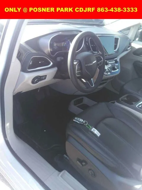 Used 2024 White Chrysler Select image 3