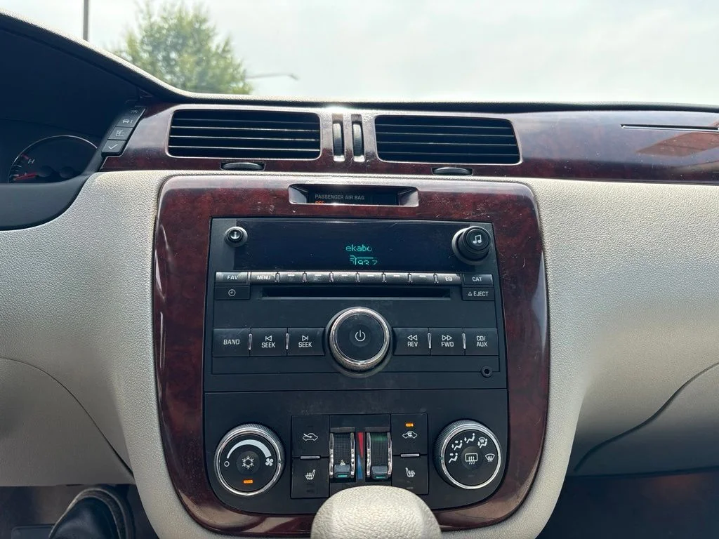 Used 2009 Dark Silver Metallic Chevrolet LT image 18