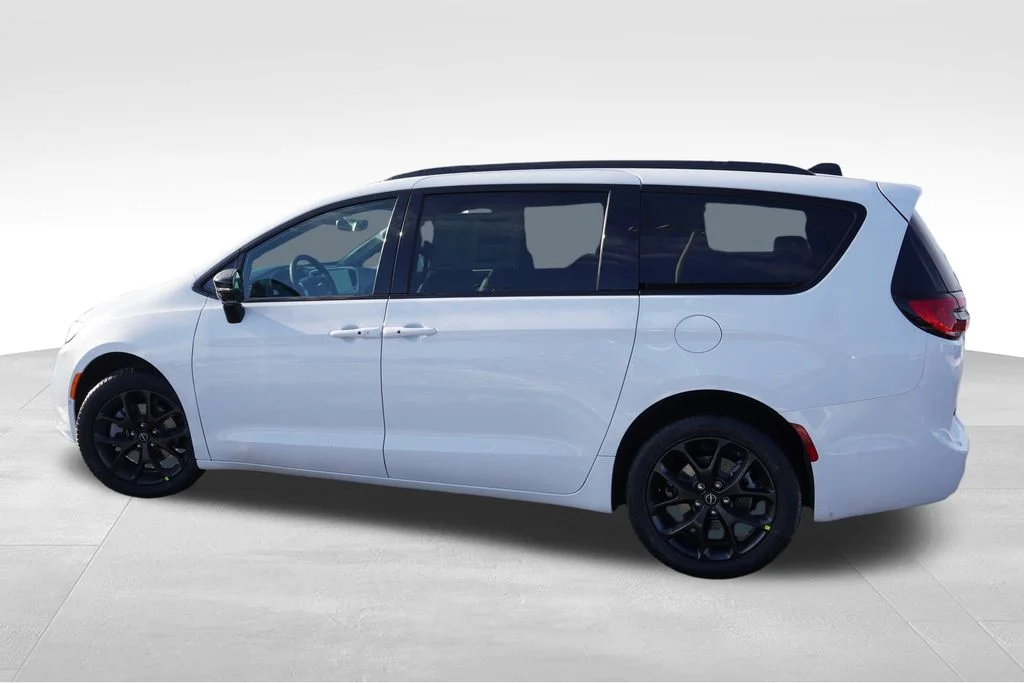New 2026 Bright White Clear-Coat Exterior Paint Chrysler Select image 6