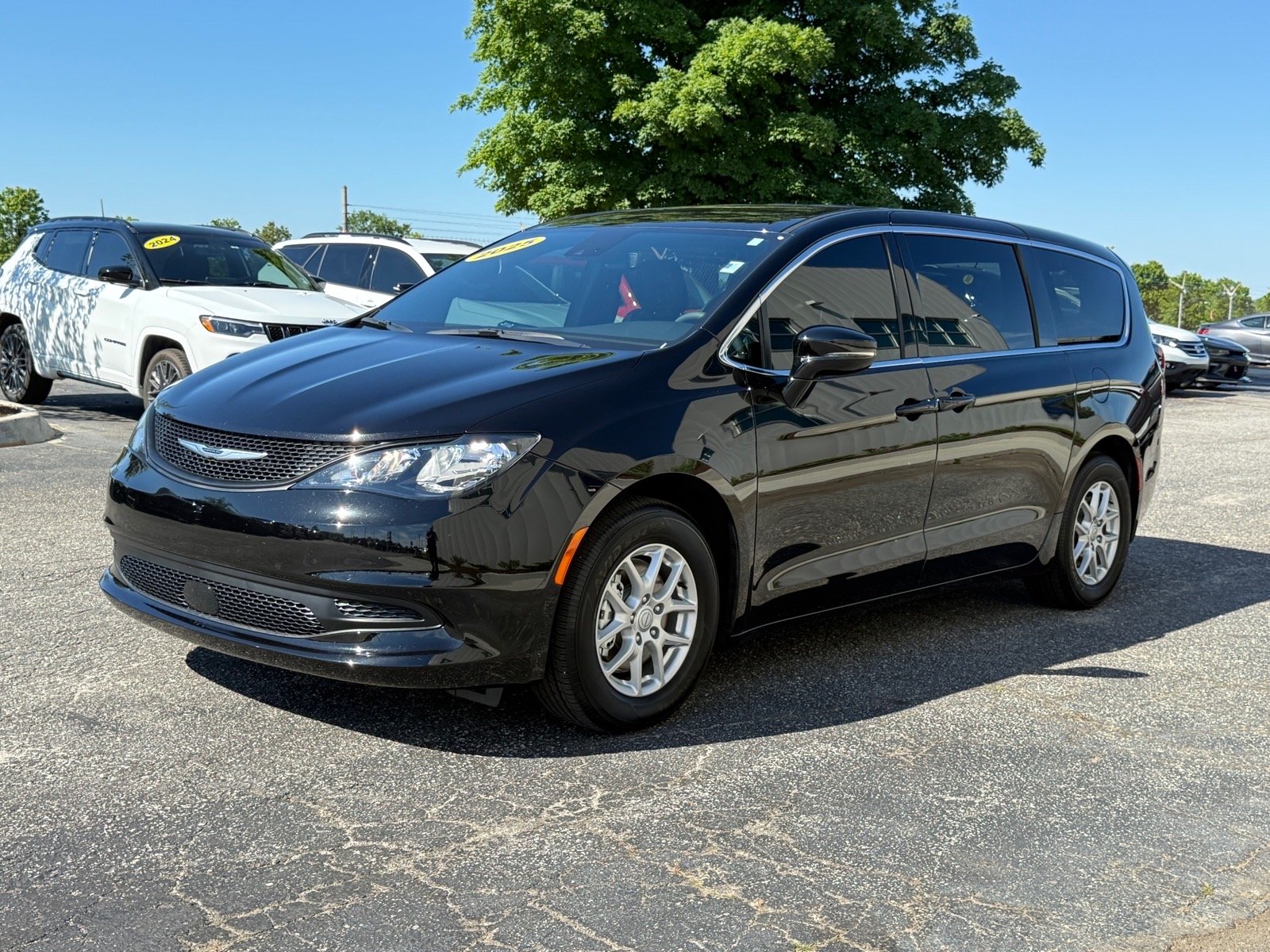 Used 2025 Diamond Black Crystal Pearl Coat Chrysler LX image 7