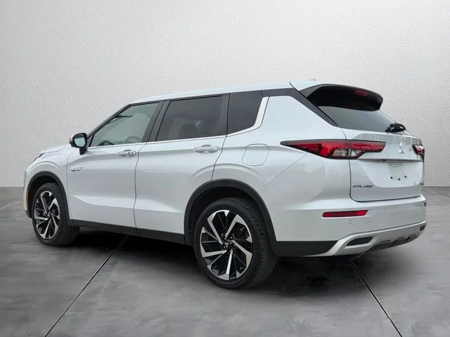 Used 2025 White Mitsubishi  image 3