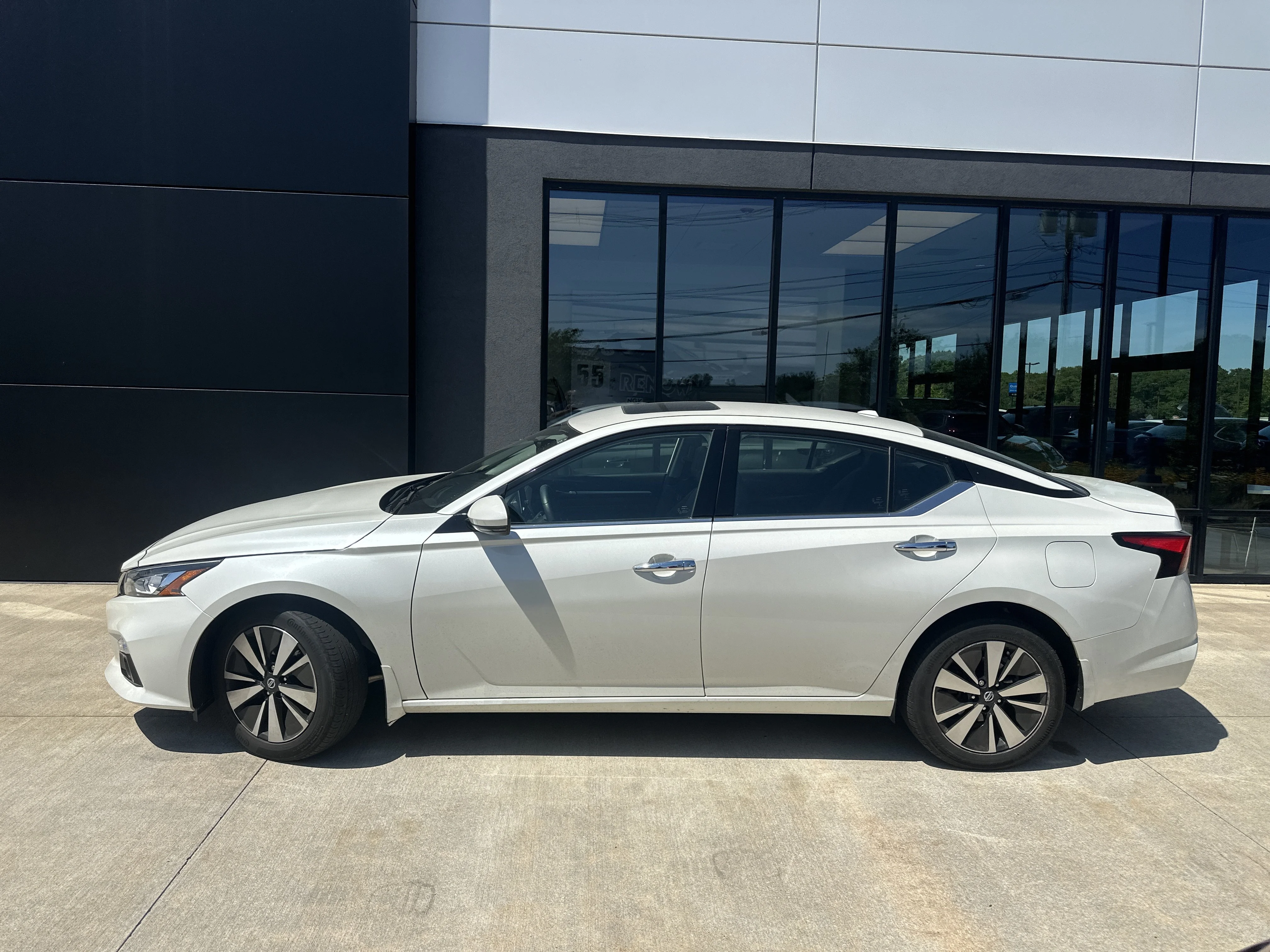 Used 2019 Pearl White Tricoat Nissan 2.5 SV image 3