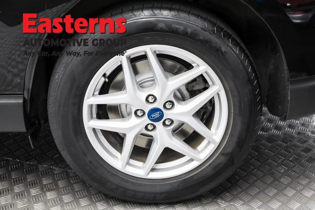 Used 2022 Black Ford SEL image 8