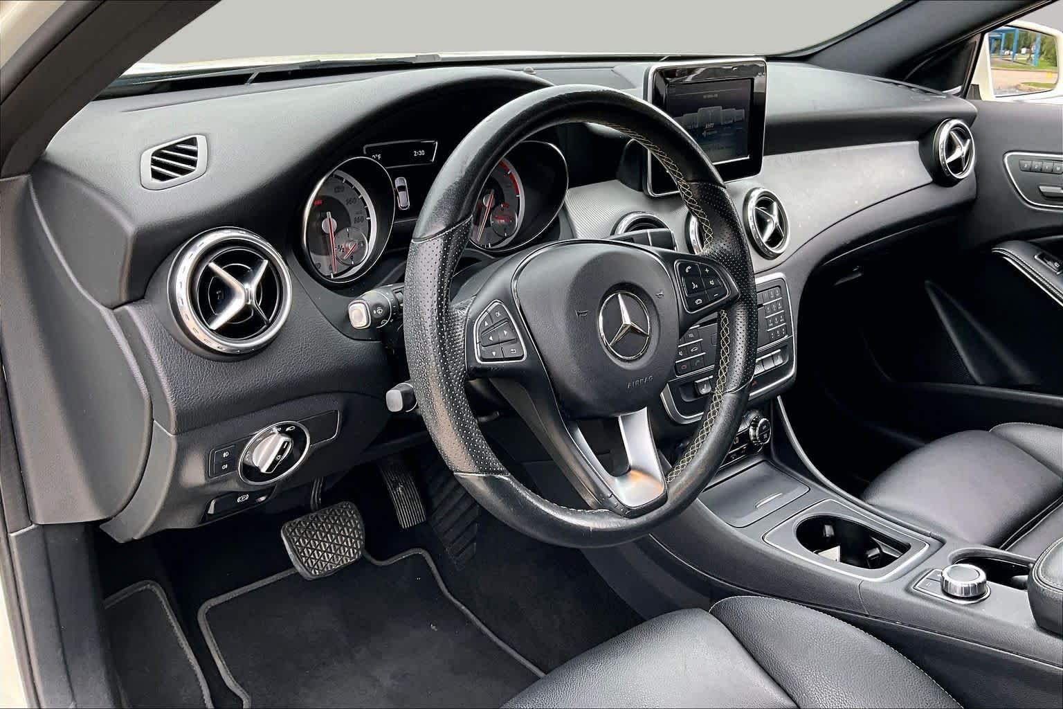 Used 2017 Cirrus White Mercedes-Benz GLA 250 image 17