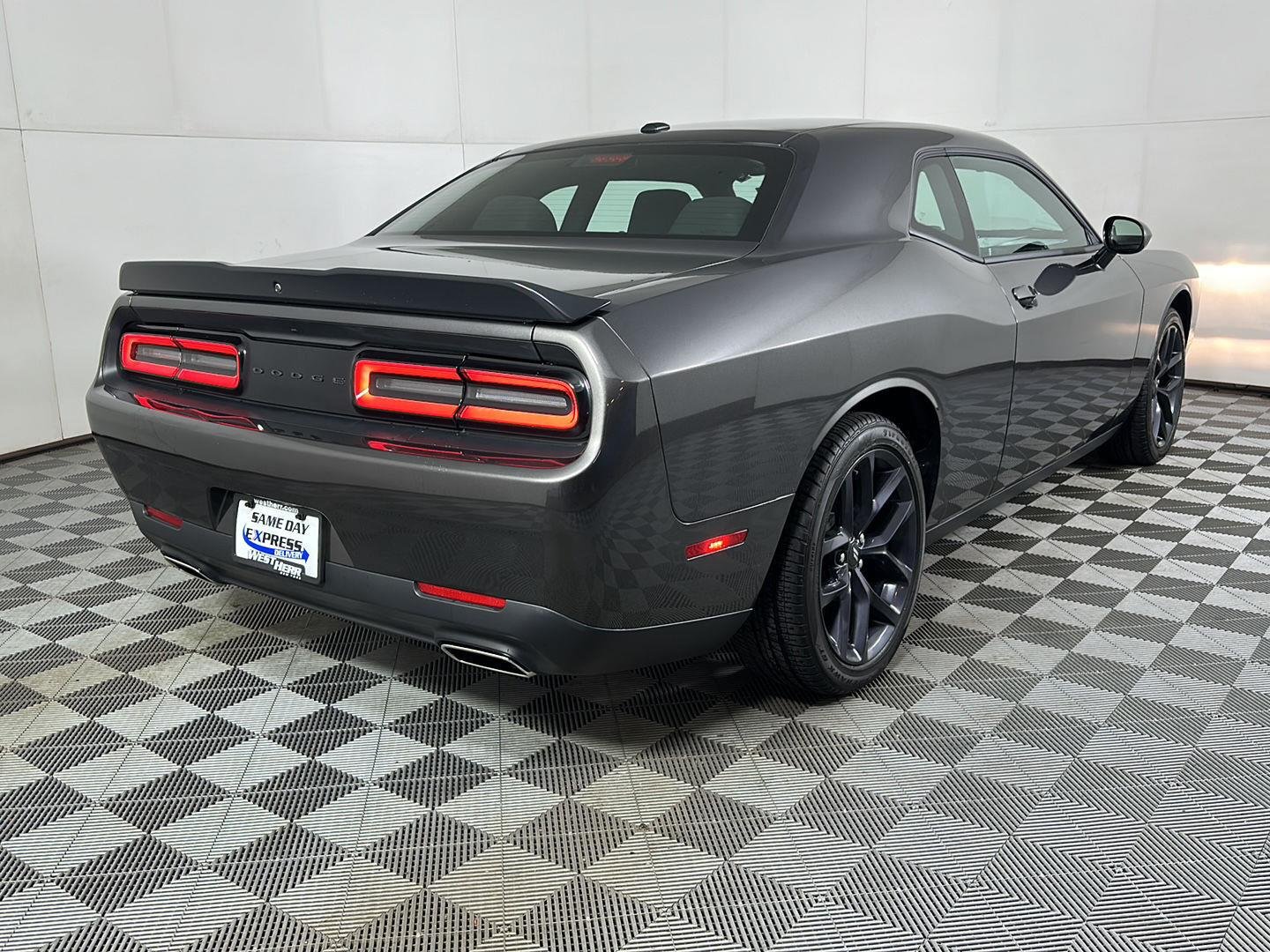 Used 2023 Granite Pearlcoat Dodge SXT image 14