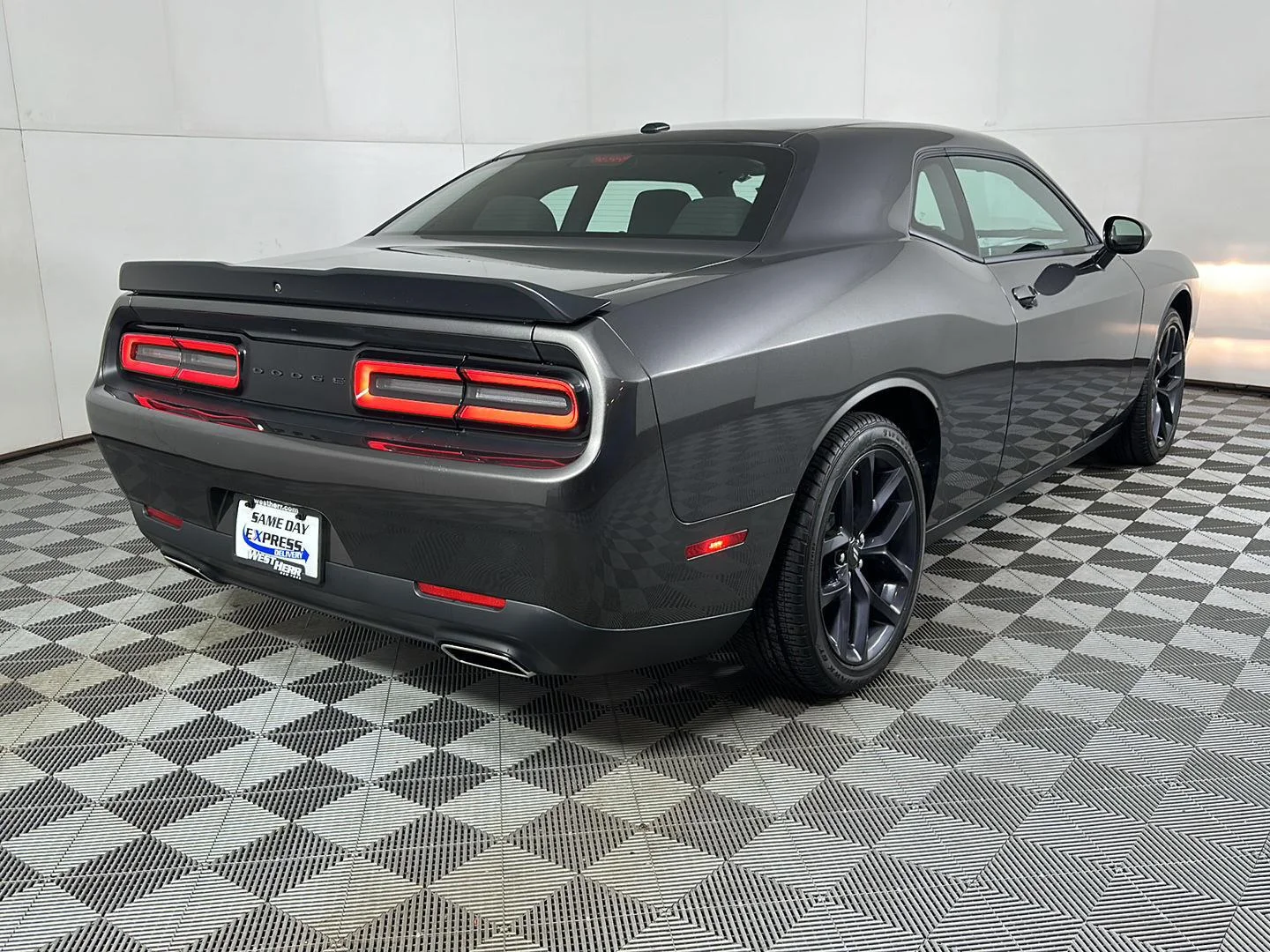 Used 2023 Granite Pearlcoat Dodge SXT image 5