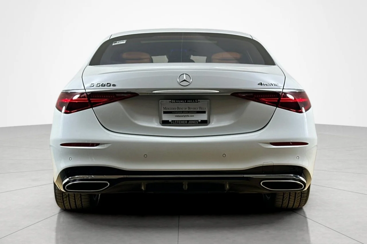 Used 2024 MANUFAKTUR Moonlight White Metallic Mercedes-Benz S 580e image 4
