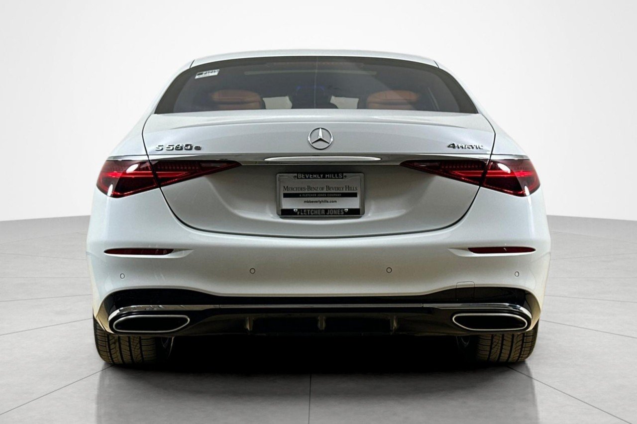 Used 2024 MANUFAKTUR Moonlight White Metallic Mercedes-Benz S 580e image 4
