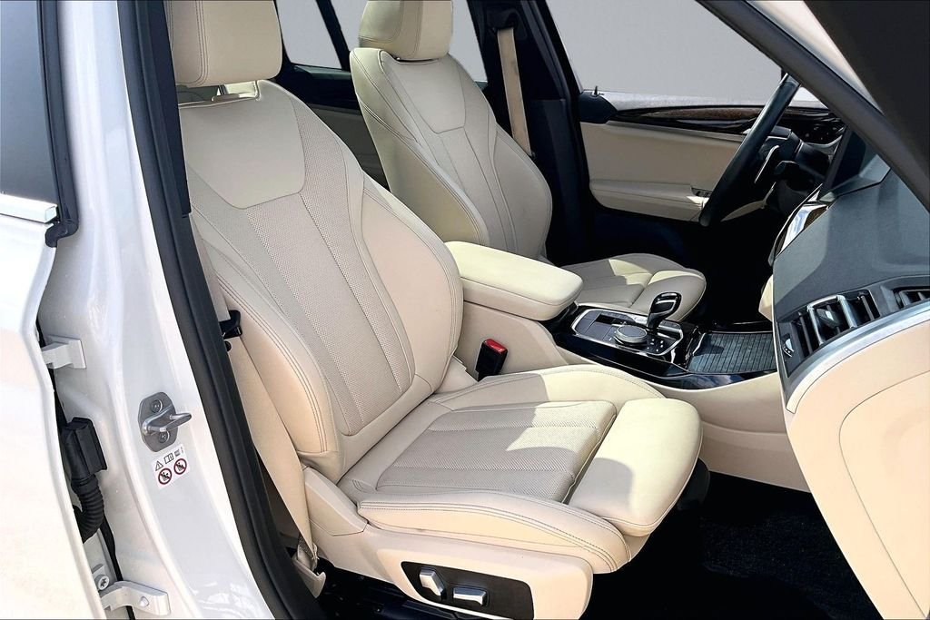 Used 2022 White BMW sDrive30i image 7