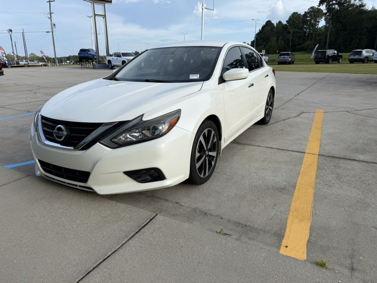 Used 2018 White Nissan 2.5 SR image 1
