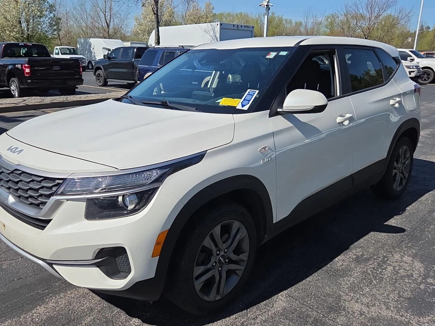 Used 2022 Snow White Pearl Kia LX image 6