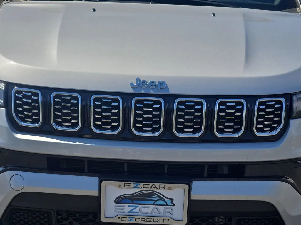 Used 2025 Silver Jeep Limited image 18