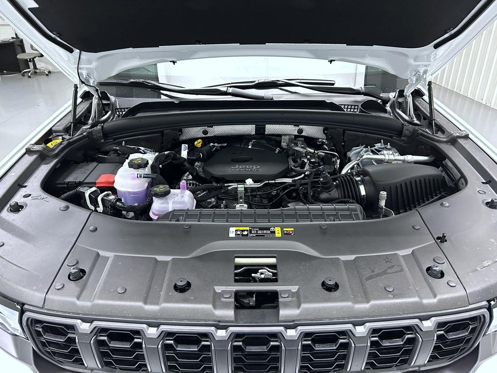 New 2026 Bright White Clear-Coat Exterior Paint Jeep Altitude image 24