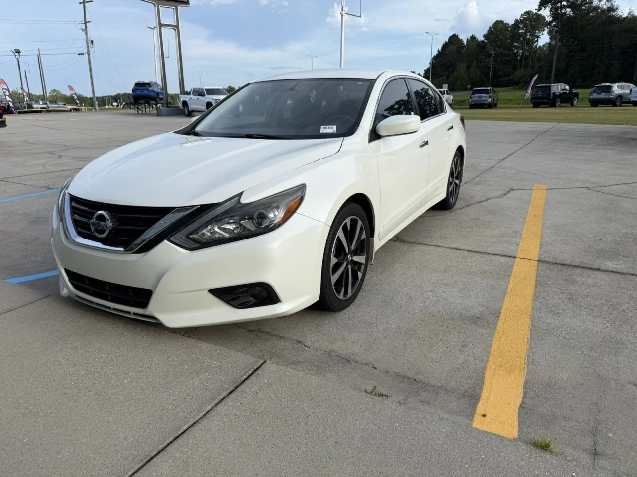 Used 2018 White Nissan 2.5 SR image 1