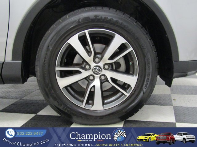 Used 2018 Silver Toyota XLE image 3
