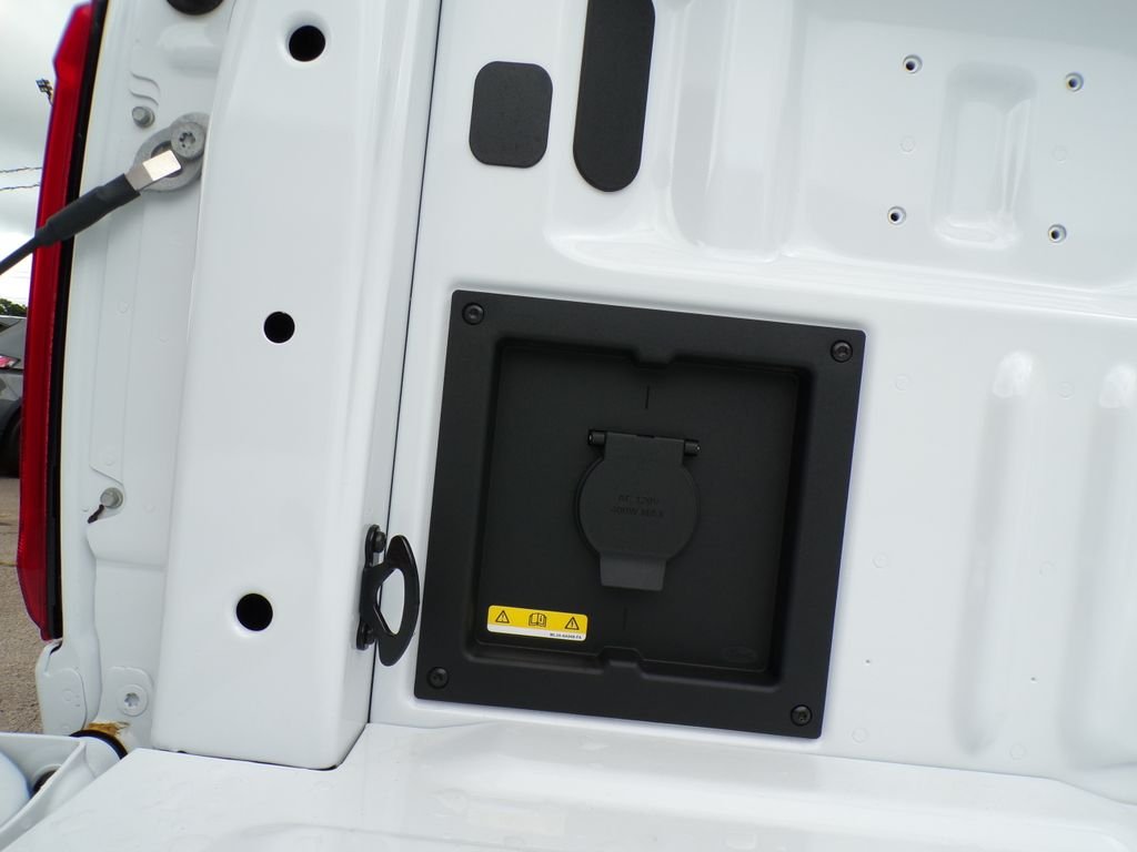 New 2026 Oxford White Ford XLT image 9