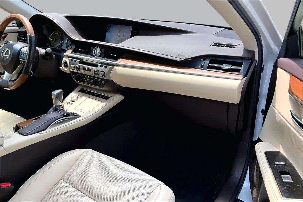 Used 2018 White Lexus 300h image 17