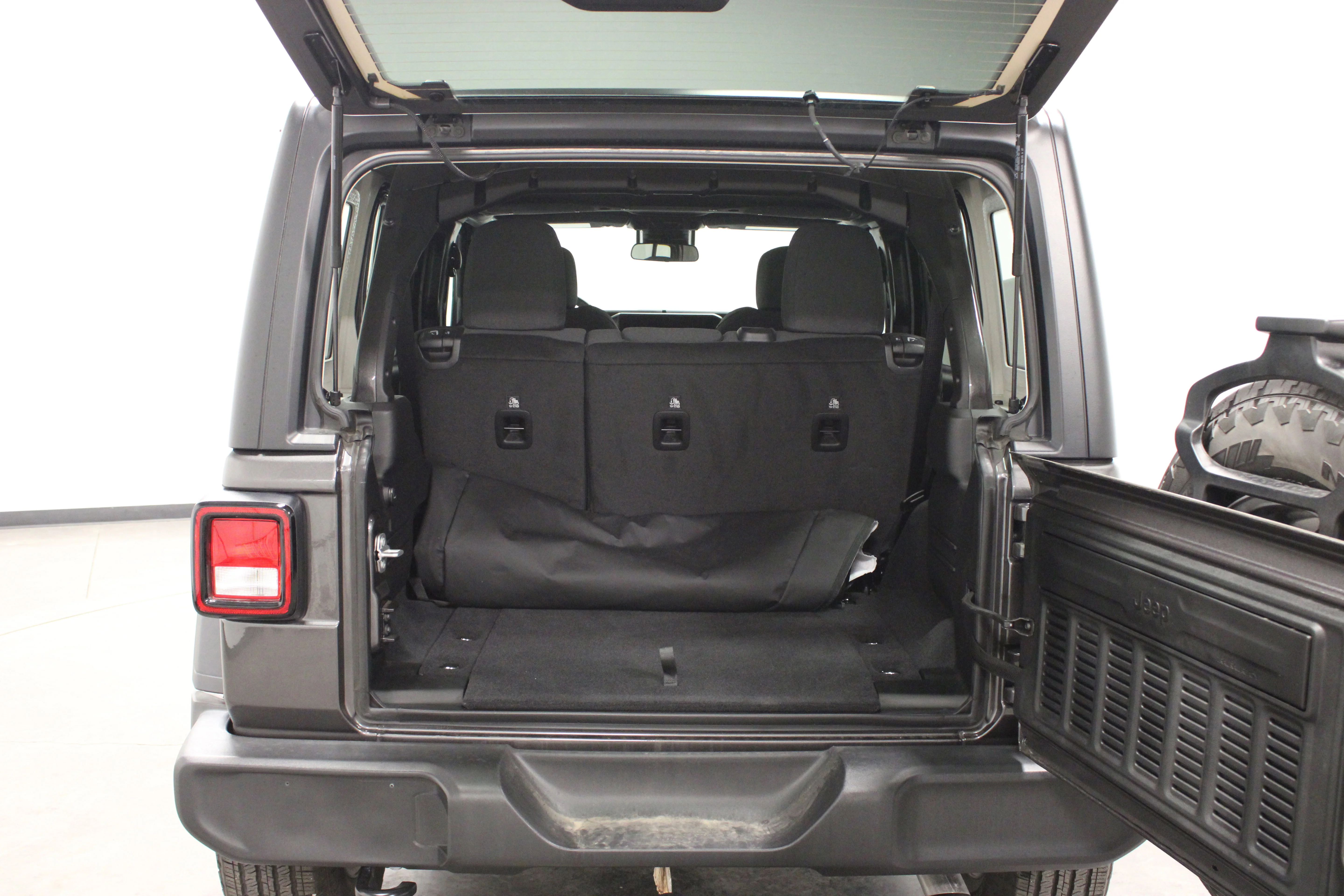 Used 2025 Granite Crystal Metallic Clearcoat Jeep Sport S image 13