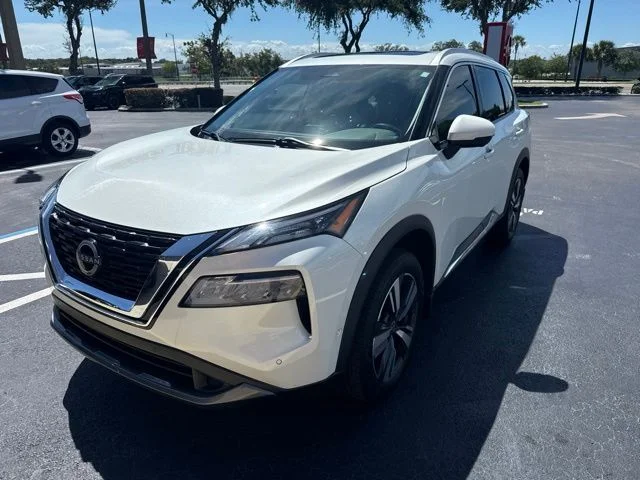 Used 2023 White Nissan SL image 3