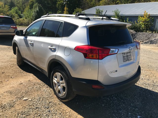 Used 2015 Classic Silver Metallic Toyota LE image 3